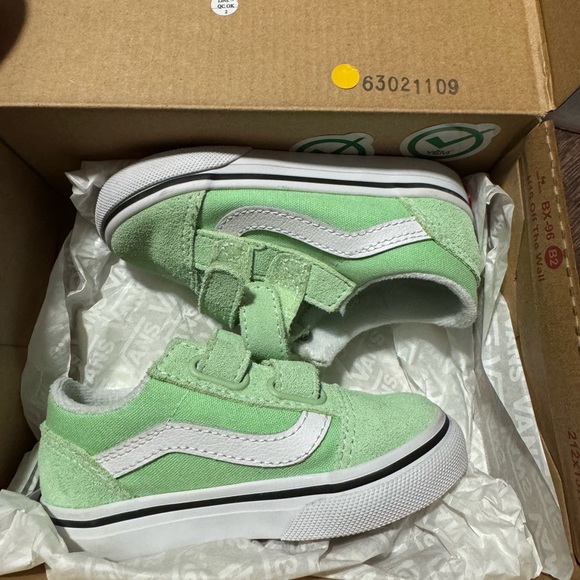 • Vans • Old Skool V Pistachio Green and White Velcro Sneakers 6.5 - Picture 6 of 7